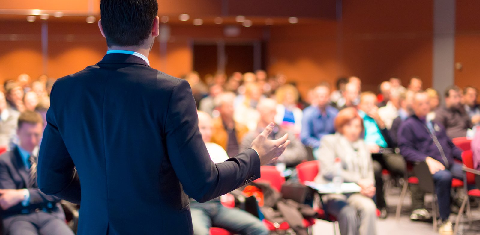 Sensibilización con sesiones interactivas y conferencias