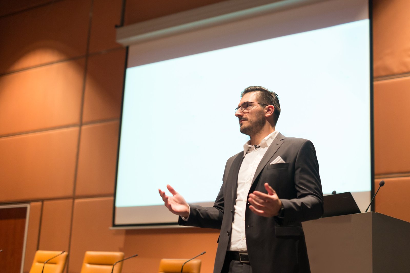 Speaker,Giving,Talk,On,Podium,At,Business,Conference.,Entrepreneurship,Club.